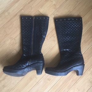 Knee-high Black weaved boot